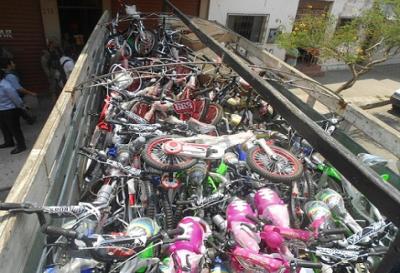 Santa Cruz En 4 camiones trasladaron bicicletas y juguetes de